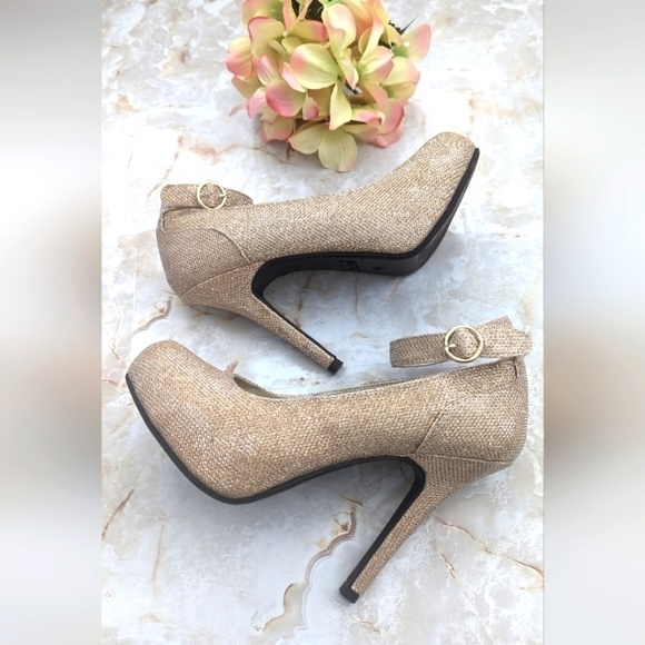 Madeline Girl Women’s Gold High Heels Size 7M - Picture 3 of 13